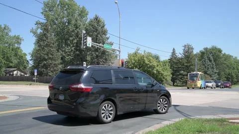 A self-driving low speed multi-passenger electric shuttle Video stock 250361381