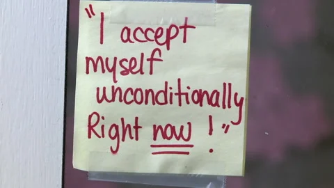Self empowerment post on a sticky note on the mirror Vidéo 194545352