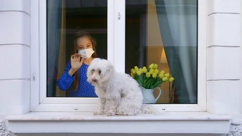 A Self-isolate child or Quarantine Looking Out Window Home 库存影片 126989177