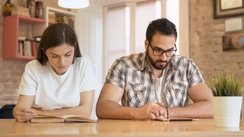 Self-Learning with Book and Tablet 動画素材 91829965