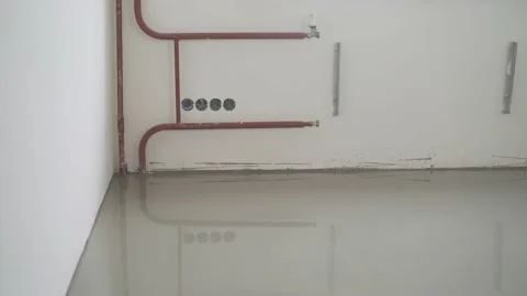 Self-leveling epoxy. Leveling with a mixture of cement floors. Self-leveling Vídeos de archivo 156476523