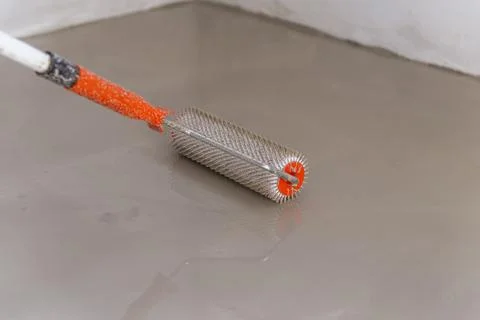 Self-leveling epoxy. Leveling with a mixture of cement floors. Foto stock