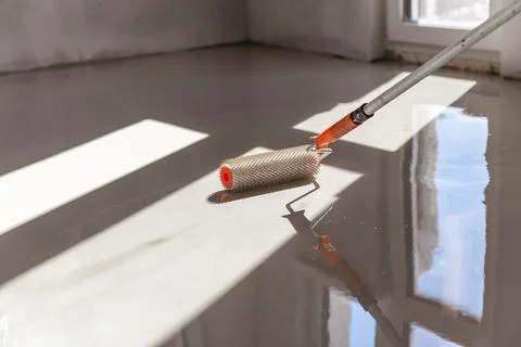 Self-leveling epoxy. Leveling with a mixture of cement floors. Foto stock