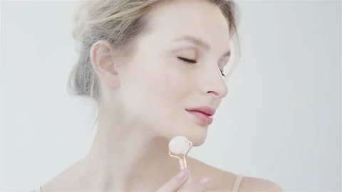 Self-massage. Rollerball for the face. Video stock 153746349