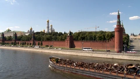 Self-propelled barge loaded with scrap metal floats along Moscow River. Video stock 114160801