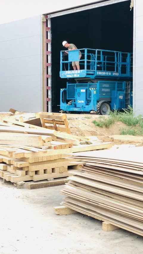 Self-propelled construction lift. 스톡 동영상 229710610