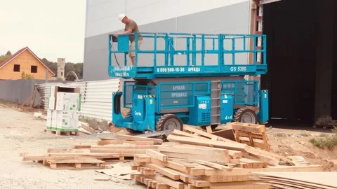 Self-propelled construction lift. 스톡 동영상 229710613