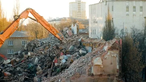 Self-propelled crane Bucket wedge-hammer excavator rakes the destroyed building 스톡 동영상 145582209
