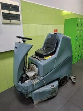 Self-propelled floor scrubber with operator seat. Ride-on floor scrubber machine Foto stock