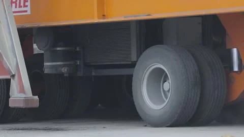 A self-propelled modular transporter transports a large heavy steel structure in 库存影片 313727108