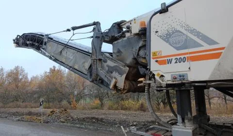 Self-propelled track milling machine Wirtgen W 200 库存照片