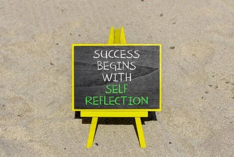 Self reflection symbol. Concept words Success begins with self reflection o.. 스톡 사진