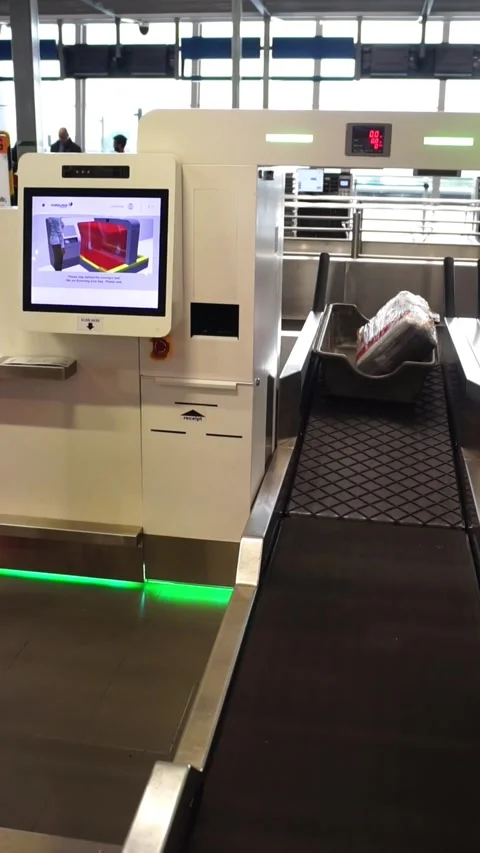 Self-service luggage Stock Footage 320145892