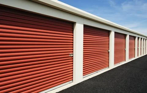 Self storage warehouse building with multiple units Fotos de archivo
