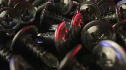 Self-woven screws with a round head for reliable fixation in the material Vídeo Stock 160111589
