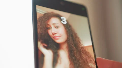Selfie portrait exploration. Using timer to shoot candid indoor portrait with Видео 345137212