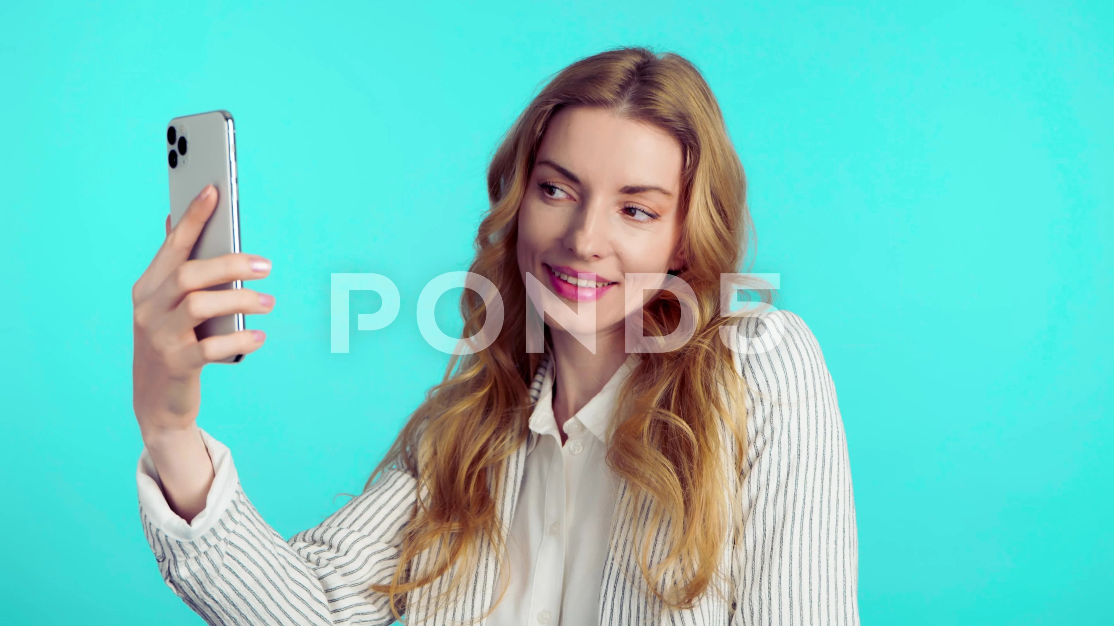 11 Best Selfie Poses + How to Pose for Selfies | Facetune