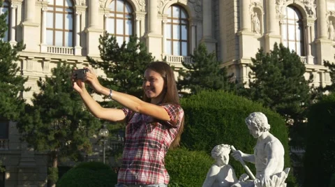Selfie with a statue on the tour Stock-Footage 67522753