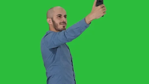Selfie time! Handsome young man taking selfie with his phone on a Green Screen Vídeos de archivo 109308900