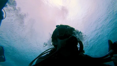 Selfie of two men scuba diving 30 feet deep in coral reef, Hawaii 4K slow motion Vidéo 98427106