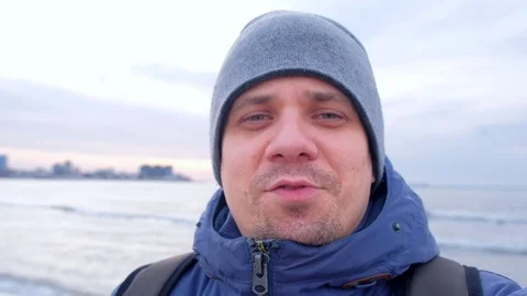 Selfie video of man blogger talking with subscrubers or video chat at sea. Vídeo Stock 117907876