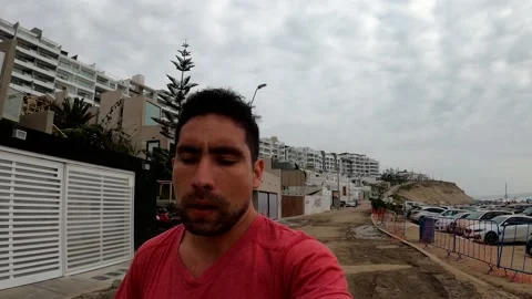 Selfie video of a man running on the beach 库存影片 195129087