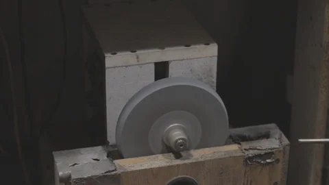 Selfmade rotary sanding machine is being operated Vidéo 106264727