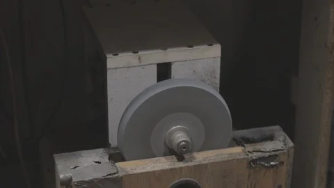 Selfmade rotary sanding machine is being operated Vidéo 106264806