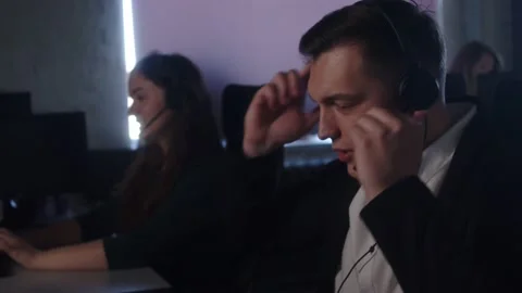 Sell Support Specialist Working In Call Center, Answers, Calls Talk With Client. Vidéo 194410173