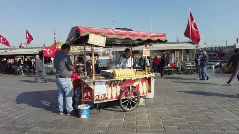 Seller of boiled corn and roasted chestnut at Eminonu pier in Istanbul. Video stock 166417543