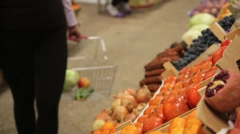 The seller shows and sells the fruit to the buyer at the farm market Video stock 59337467