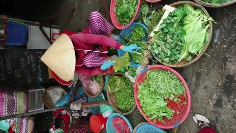 Selling leaf vegetables at Hoi An Central Market, Vietnam 스톡 동영상 248451272