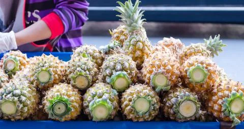 Selling pineapple Stock-Fotos