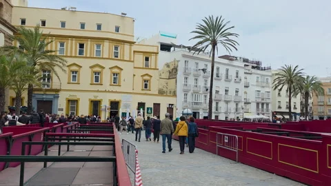 Semana Santa cargadores setup ready with paso frames in Cádiz Plaza Catedral Video stock 332998405