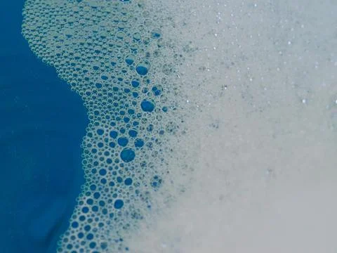 Semi-abstract picture of the pattern of white bubbles against a blue background Foto stock
