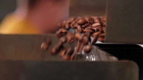 Semi automatic coffee beans dosing machine - slow motion close up Stockbeeldmateriaal 202259806