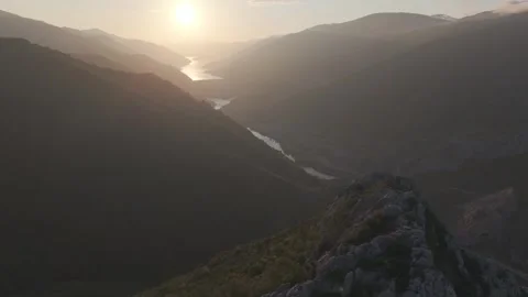 Semi Orbit Around Giant Stone Arch At Sunset 4K 60fps Vídeos de archivo 337418136