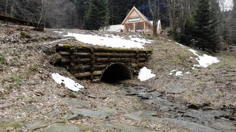 Semicircle culvert drainage from plastic pipe under dirt road in forest 库存影片 127284535