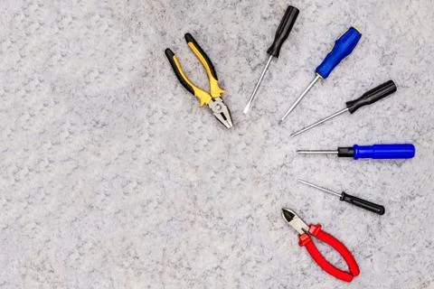 Semicircle pattern pair wire cutters series parallel screwdrivers engineering Foto stock