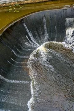 Semicircular dam without gates, featuring a free-overflow spillway crest. 库存照片