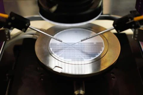 Semiconductor silicon wafer undergoing probe testing Stock-Fotos