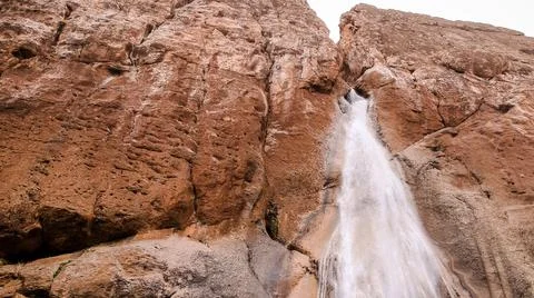 Semirom Waterfall Inside Rocks 스톡 사진