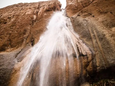 Semirom Waterfall Inside Rocks 스톡 사진