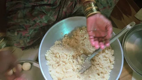 Semolina laddu in preogress 库存影片 319344553