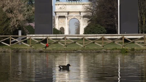 Sempione Gate Arco della Pace in Milan, Italy. Lake in the park with ducks on 스톡 동영상 120075441