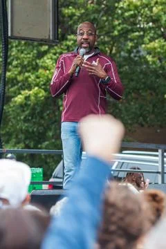 Senator Raphael Warnock addresses crowd at Atlanta No Kings Rally Fotos de archivo