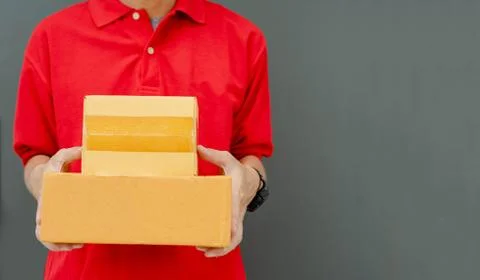 The sender in the red device sends the parcel box to the recipient at home, D Stock Photos
