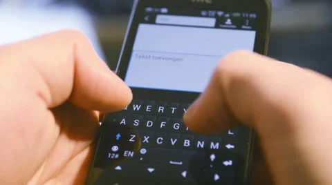 Sending a text message 스톡 동영상 22571527