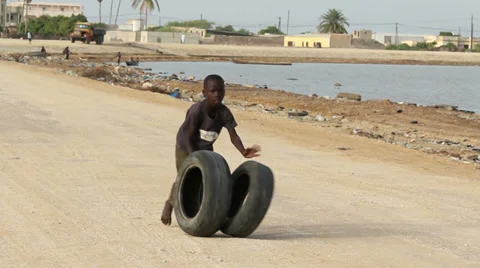 Senegal child playing. 库存影片 33401751