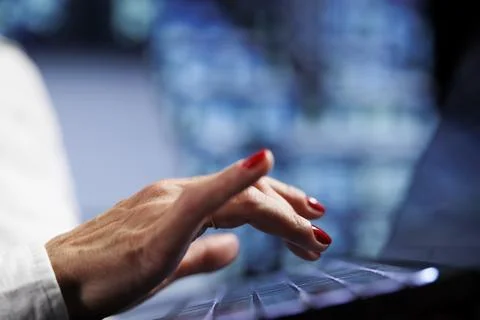 Senescent worker sets up gaming server Foto stock
